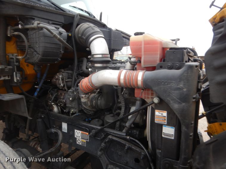 image for item HG9862 2017 Peterbilt 579  semi truck