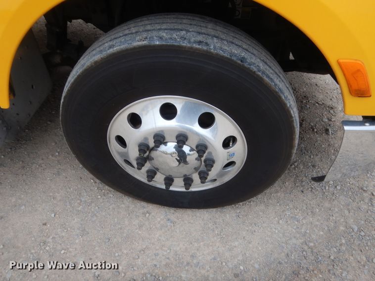 image for item HG9862 2017 Peterbilt 579  semi truck