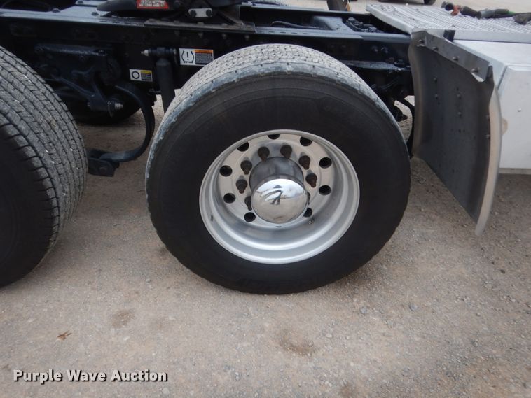 image for item HG9862 2017 Peterbilt 579  semi truck