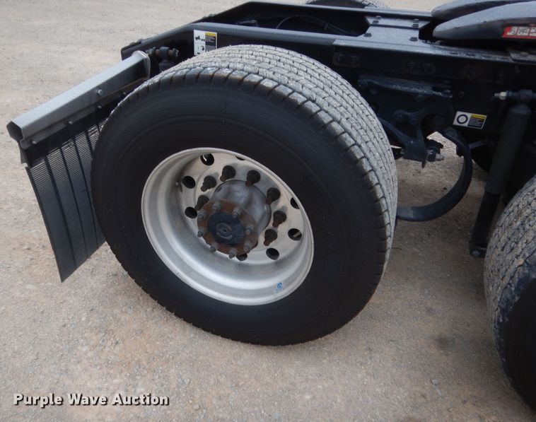 image for item HG9862 2017 Peterbilt 579  semi truck