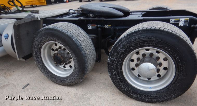 image for item HG9862 2017 Peterbilt 579  semi truck