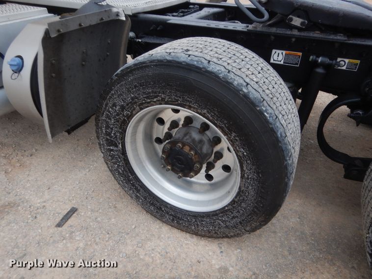 image for item HG9862 2017 Peterbilt 579  semi truck