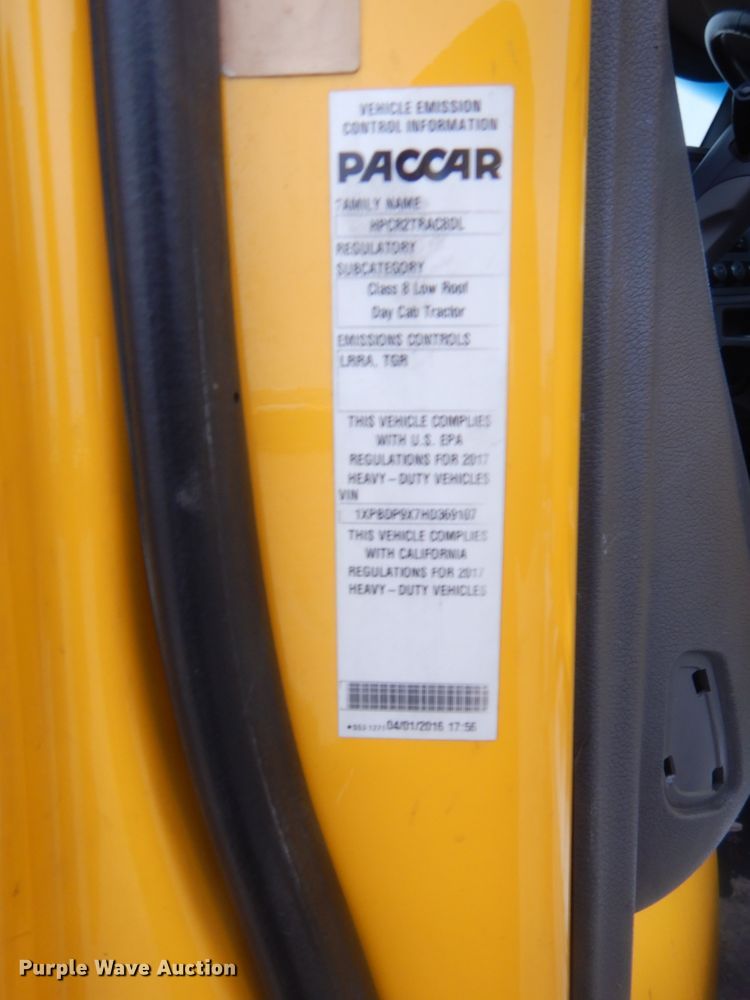 image for item HG9862 2017 Peterbilt 579  semi truck