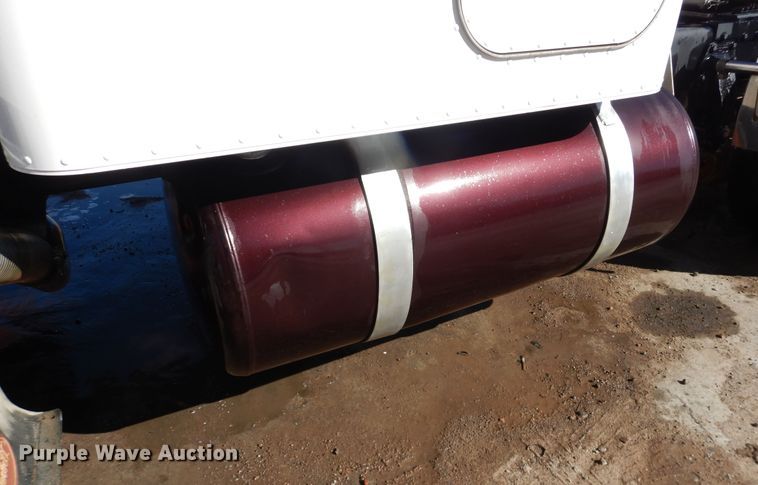 image for item HI9018 1989 Peterbilt 379  semi truck