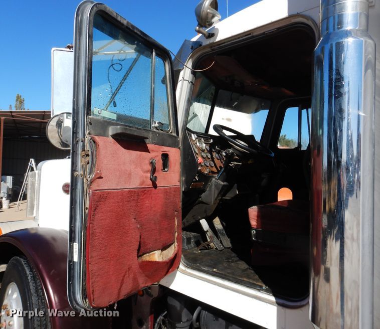 image for item HI9018 1989 Peterbilt 379  semi truck