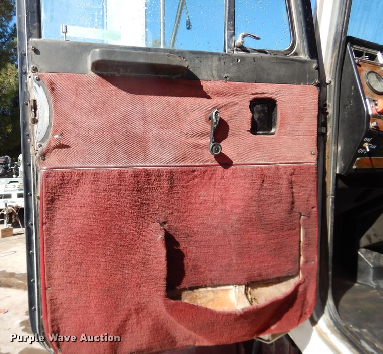 image for item HI9018 1989 Peterbilt 379  semi truck