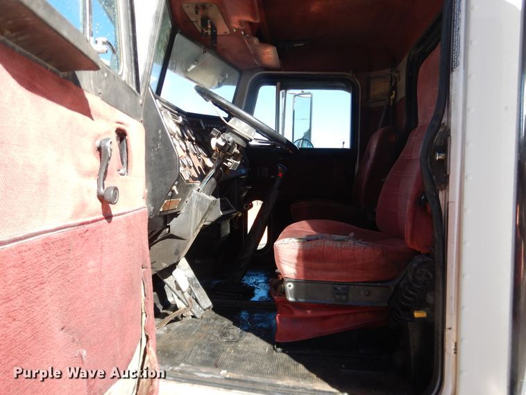 image for item HI9018 1989 Peterbilt 379  semi truck