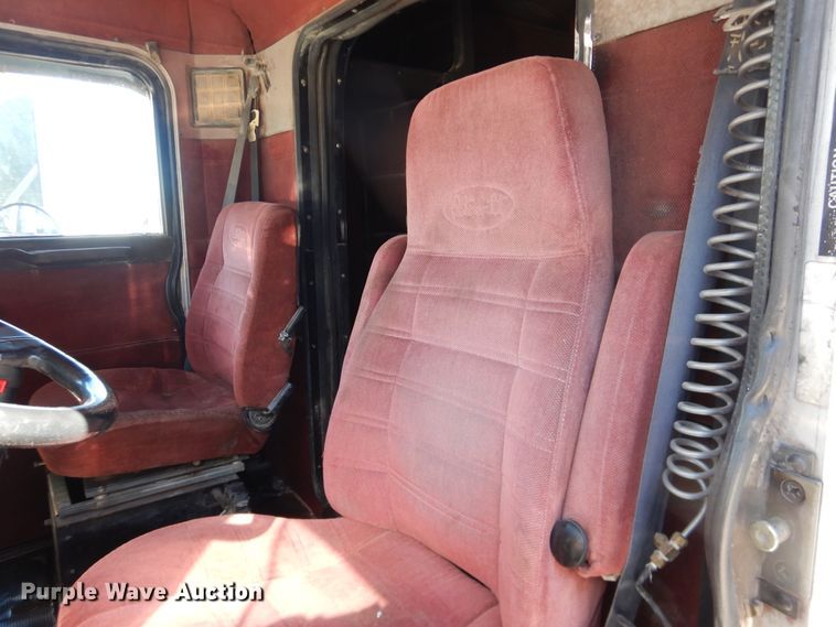 image for item HI9018 1989 Peterbilt 379  semi truck