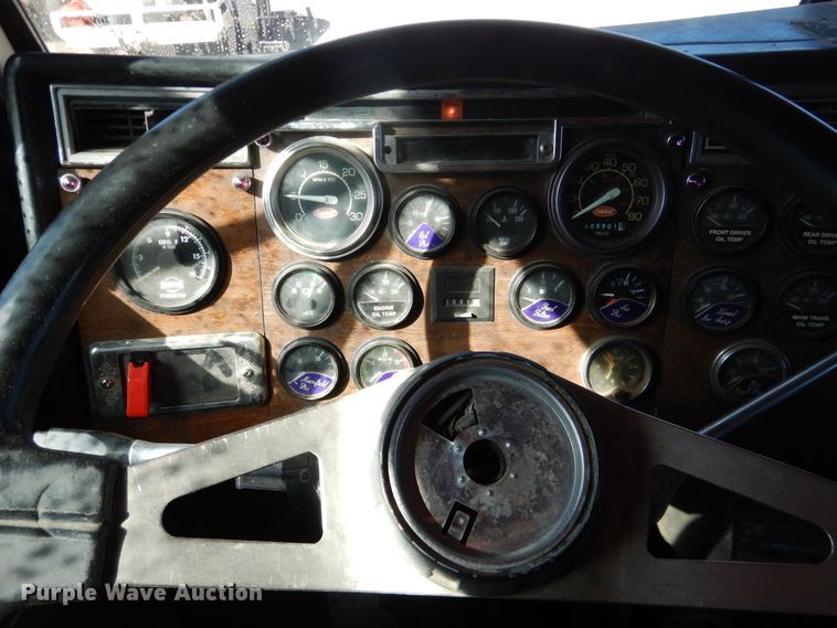 image for item HI9018 1989 Peterbilt 379  semi truck