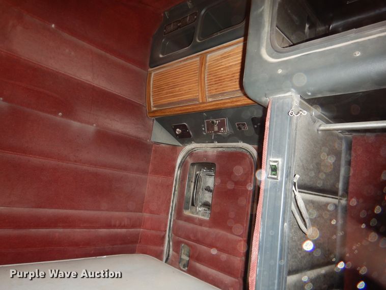 image for item HI9018 1989 Peterbilt 379  semi truck