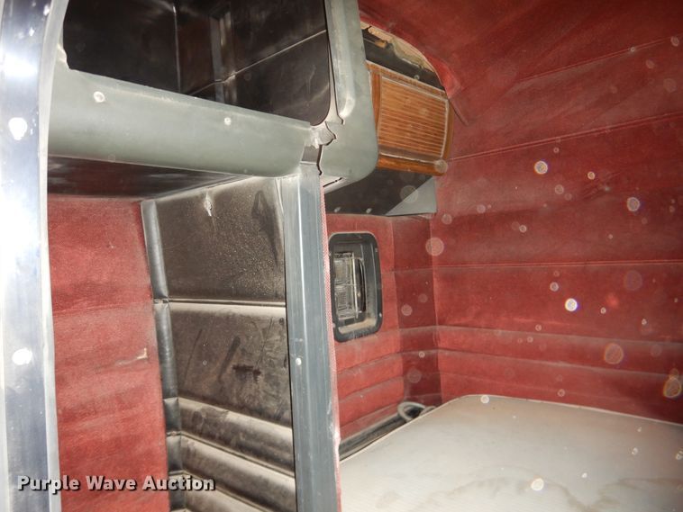 image for item HI9018 1989 Peterbilt 379  semi truck