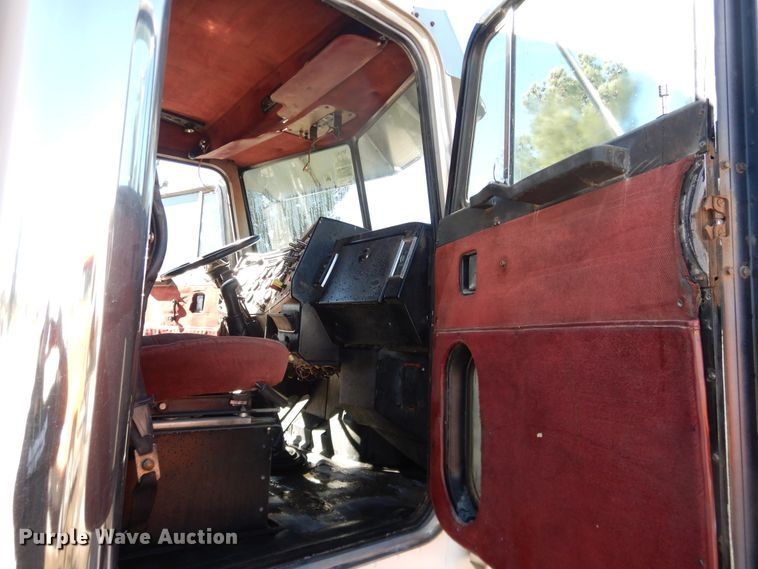 image for item HI9018 1989 Peterbilt 379  semi truck