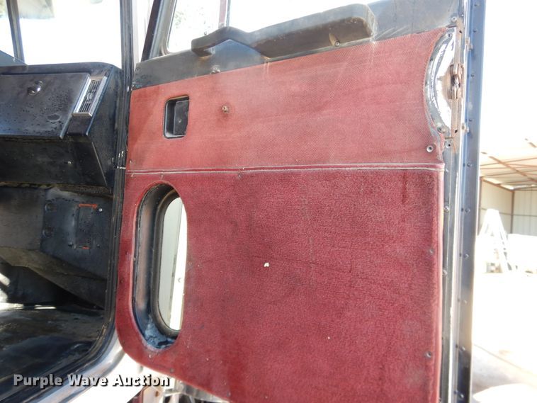 image for item HI9018 1989 Peterbilt 379  semi truck