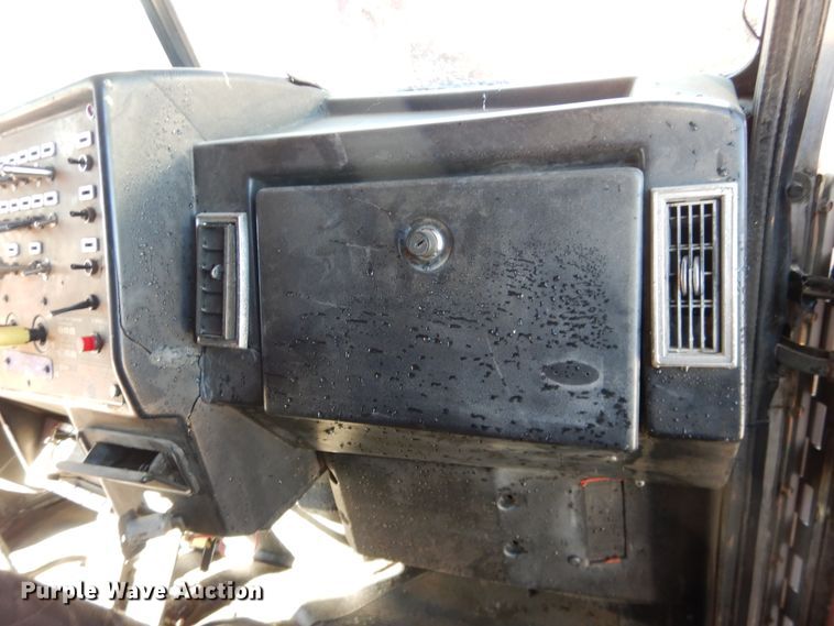 image for item HI9018 1989 Peterbilt 379  semi truck