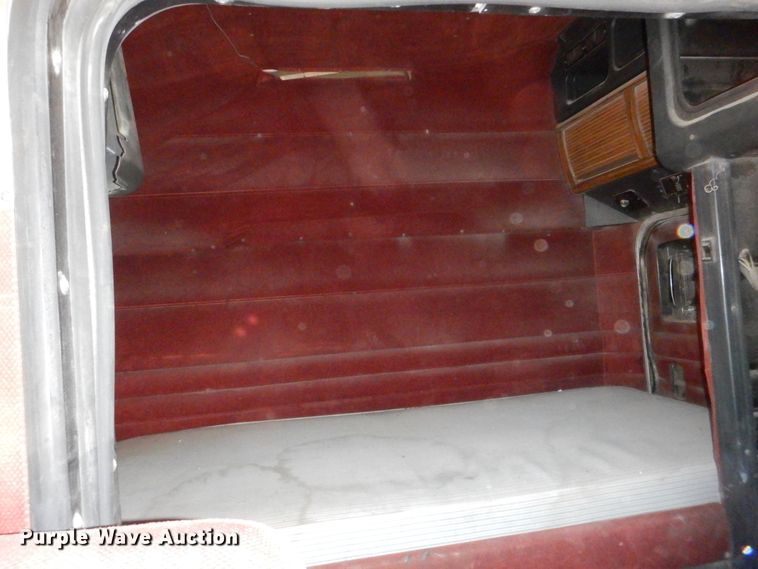 image for item HI9018 1989 Peterbilt 379  semi truck