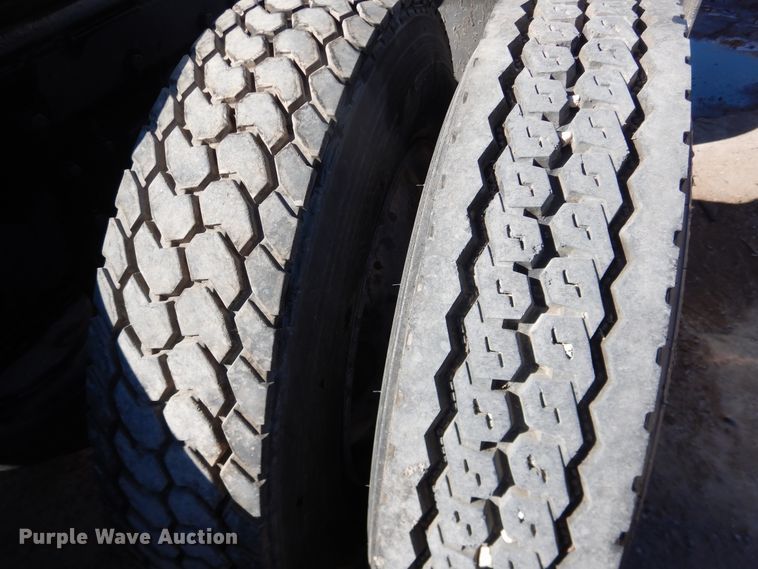 image for item HI9018 1989 Peterbilt 379  semi truck