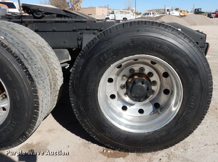 image for item HI9018 1989 Peterbilt 379  semi truck