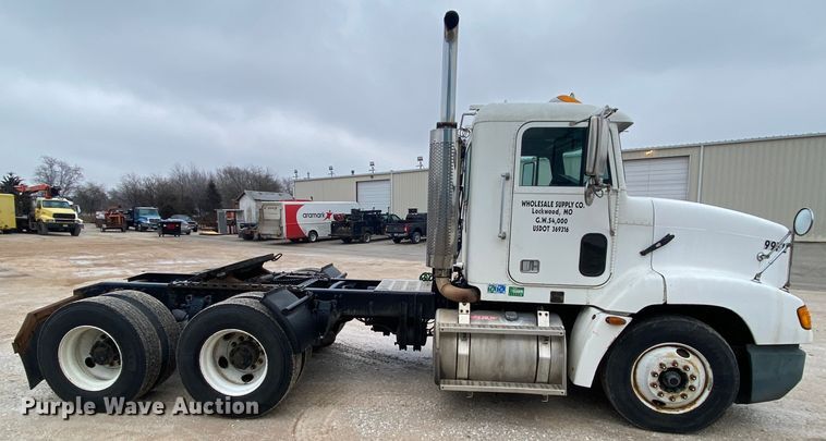 image for item HR9439 1999 Freightliner  semi truck