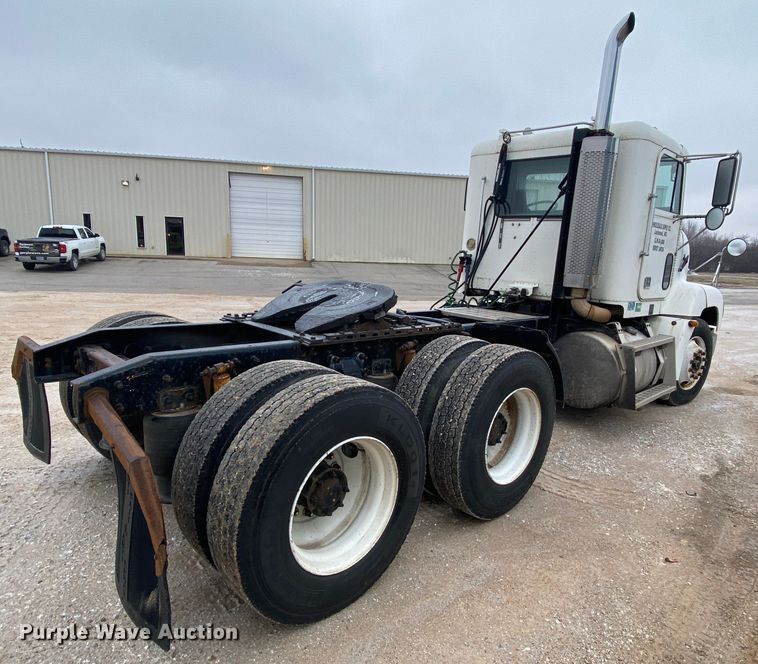 image for item HR9439 1999 Freightliner  semi truck