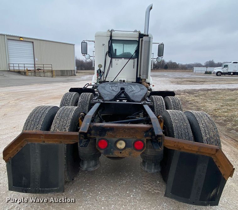 image for item HR9439 1999 Freightliner  semi truck