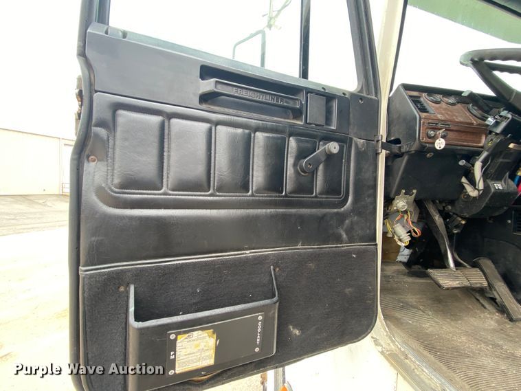 image for item HR9439 1999 Freightliner  semi truck