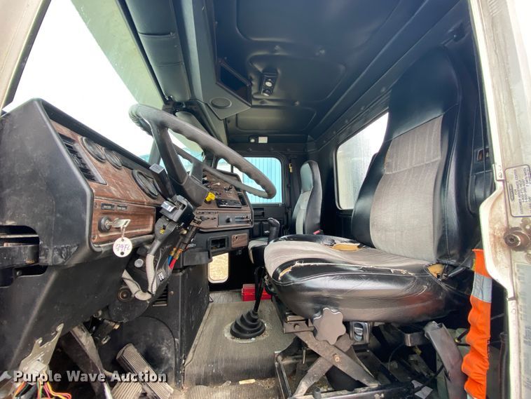 image for item HR9439 1999 Freightliner  semi truck