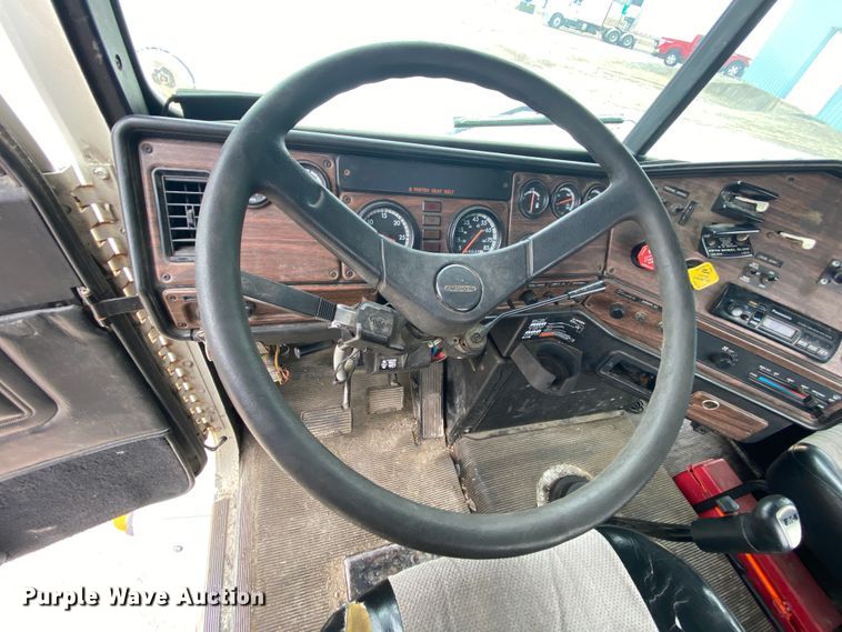 image for item HR9439 1999 Freightliner  semi truck