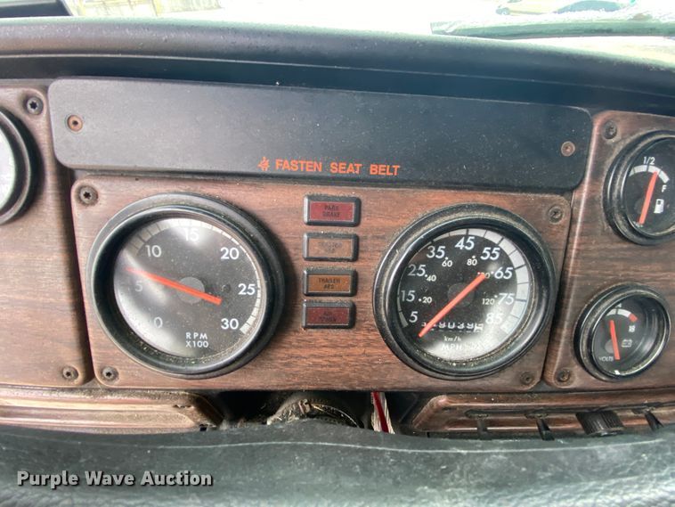 image for item HR9439 1999 Freightliner  semi truck