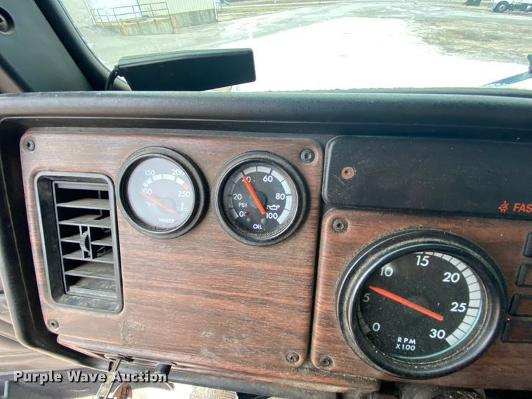 image for item HR9439 1999 Freightliner  semi truck