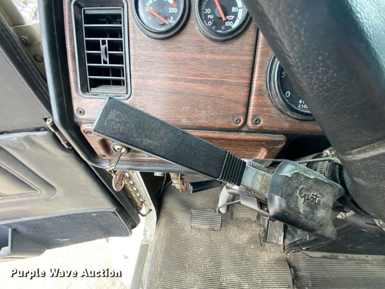 image for item HR9439 1999 Freightliner  semi truck