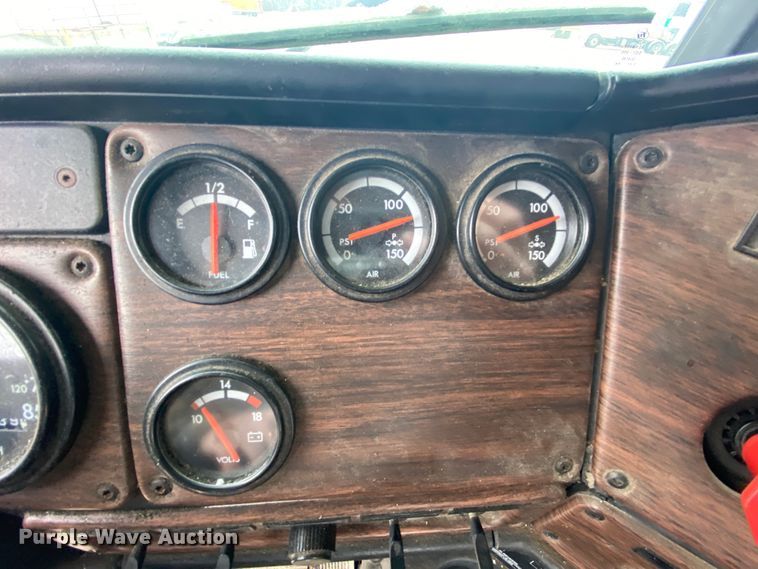 image for item HR9439 1999 Freightliner  semi truck