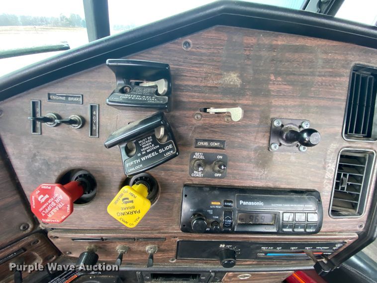 image for item HR9439 1999 Freightliner  semi truck