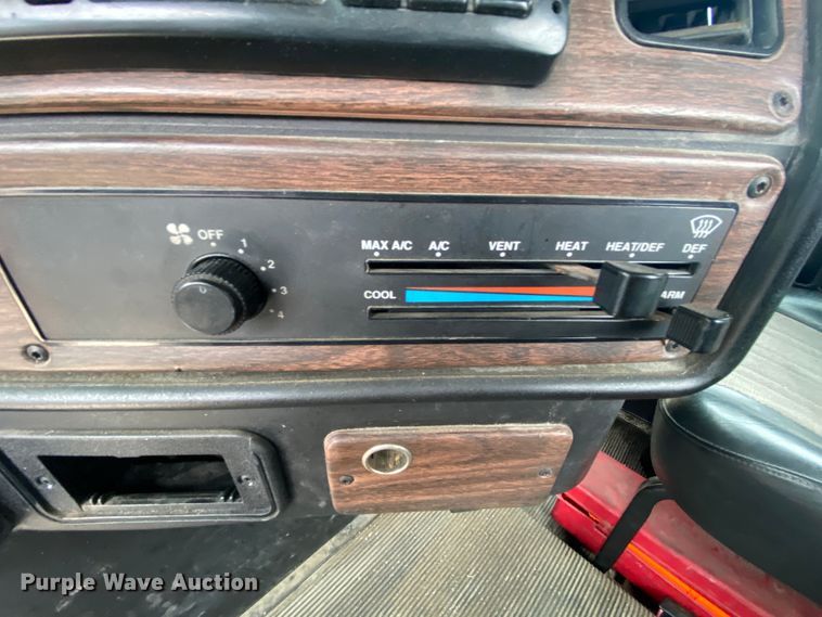 image for item HR9439 1999 Freightliner  semi truck