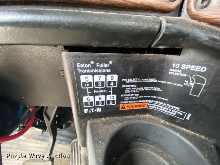 image for item HR9439 1999 Freightliner  semi truck