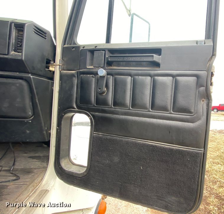 image for item HR9439 1999 Freightliner  semi truck