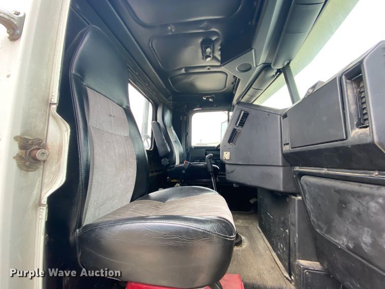 image for item HR9439 1999 Freightliner  semi truck