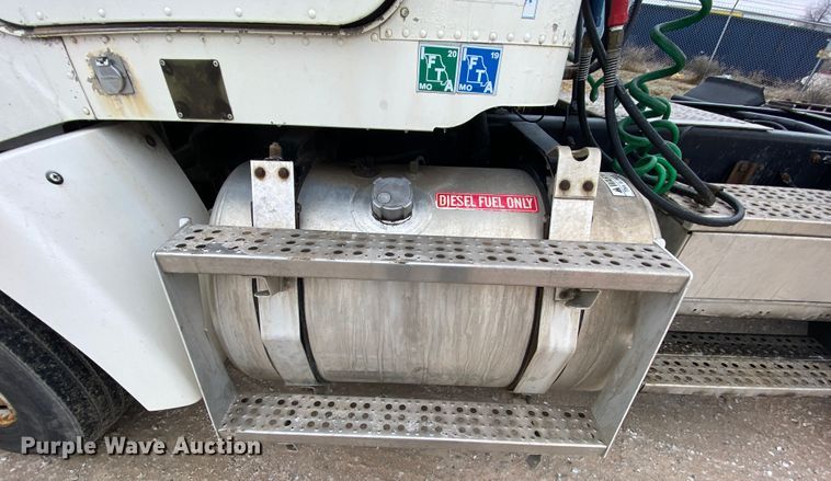 image for item HR9439 1999 Freightliner  semi truck