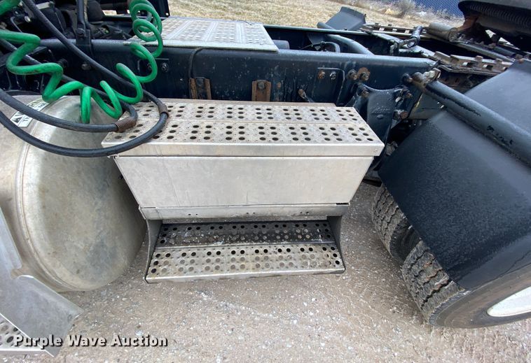 image for item HR9439 1999 Freightliner  semi truck