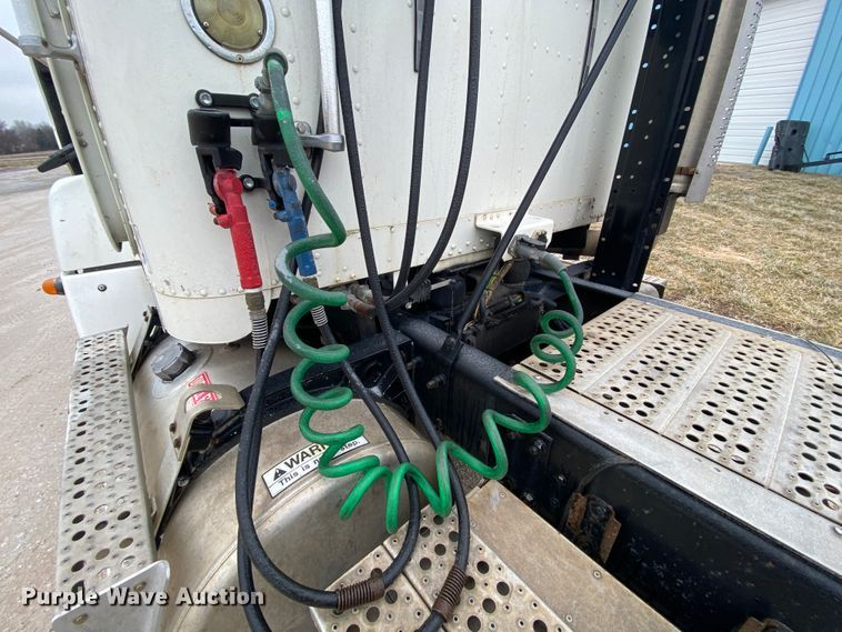 image for item HR9439 1999 Freightliner  semi truck