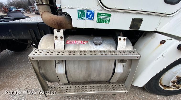 image for item HR9439 1999 Freightliner  semi truck