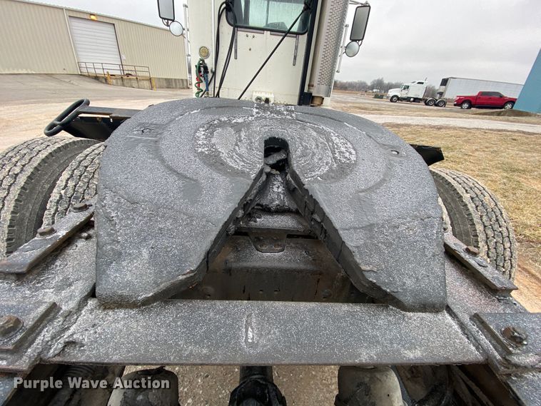 image for item HR9439 1999 Freightliner  semi truck