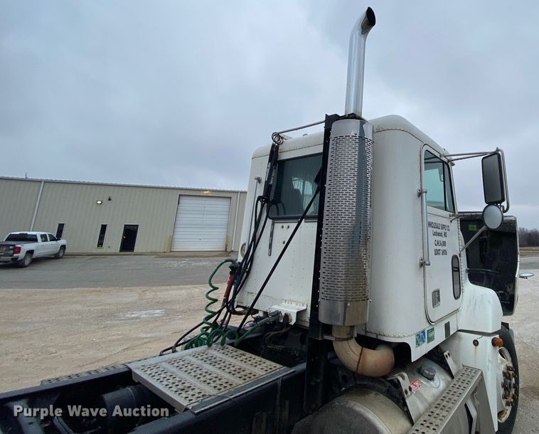 image for item HR9439 1999 Freightliner  semi truck