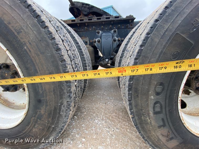 image for item HR9439 1999 Freightliner  semi truck