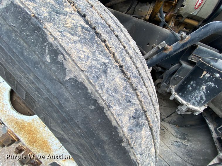 image for item HR9439 1999 Freightliner  semi truck