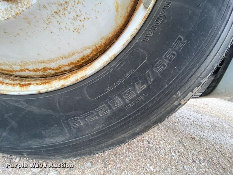 image for item HR9439 1999 Freightliner  semi truck