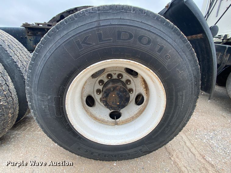 image for item HR9439 1999 Freightliner  semi truck