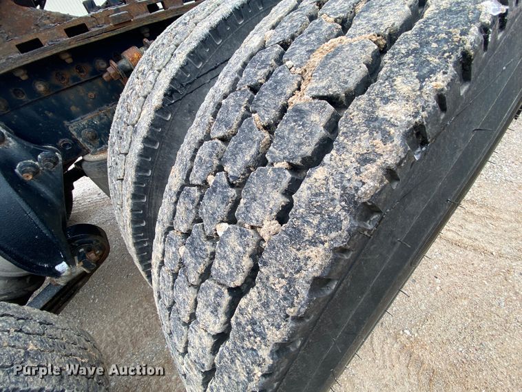 image for item HR9439 1999 Freightliner  semi truck