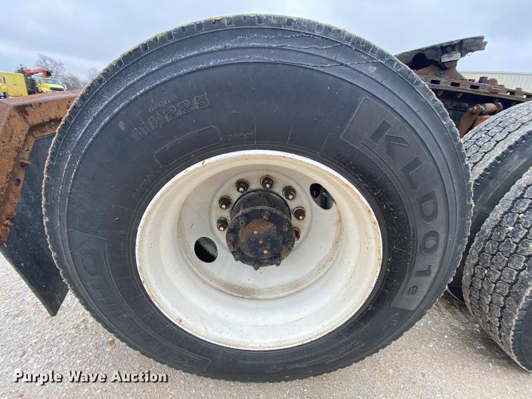 image for item HR9439 1999 Freightliner  semi truck