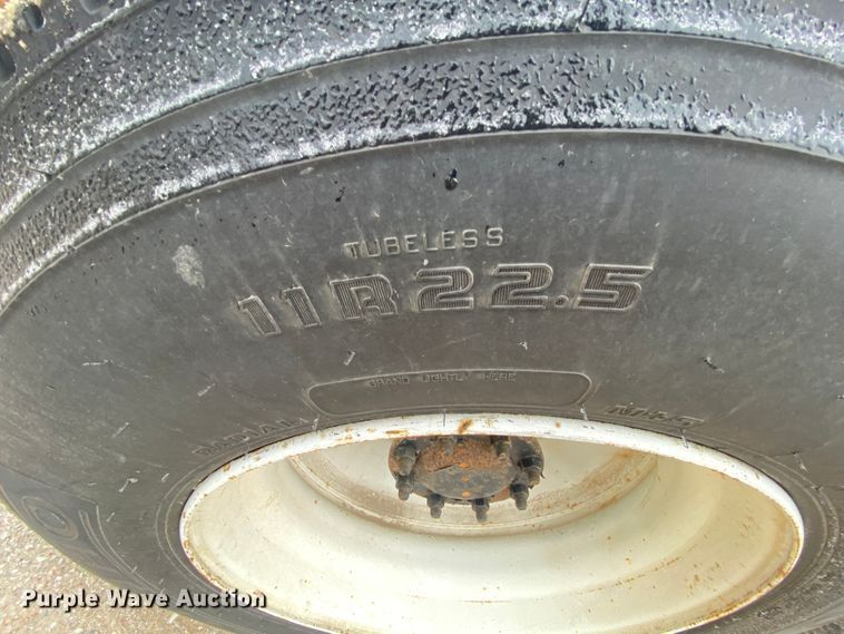 image for item HR9439 1999 Freightliner  semi truck