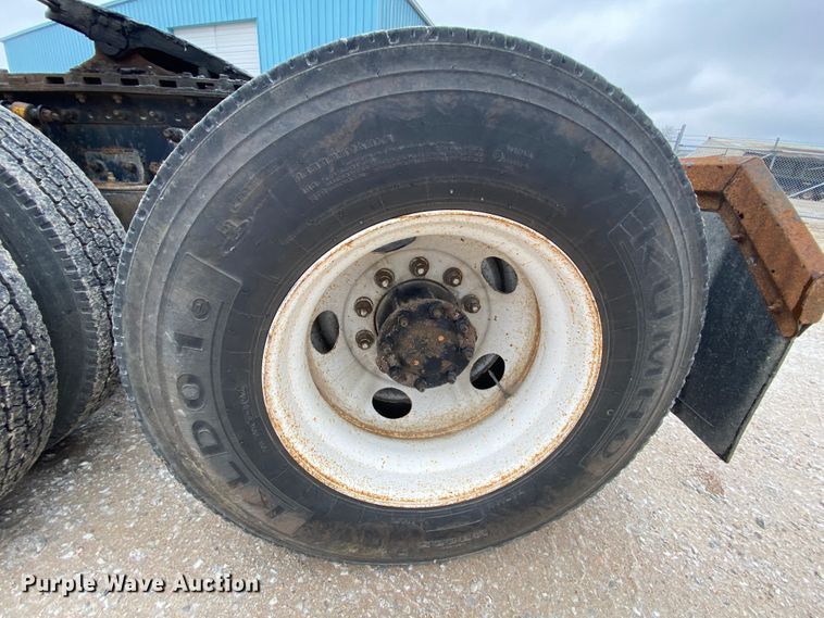 image for item HR9439 1999 Freightliner  semi truck